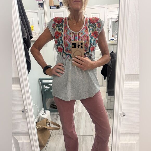 Johnny Was Ornelia Embroidered Capped Sleeve Grey Hi-Lo Tee- XS- like new! - Picture 4 of 13